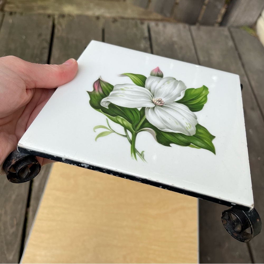 Vintage White Trillium Trivet